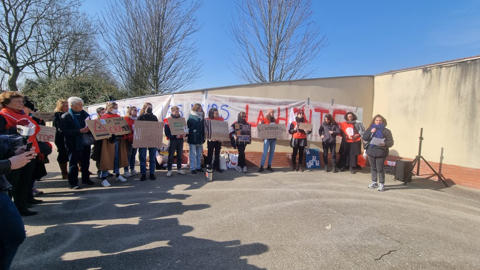 Manifestation Au Centre De Rétention Administrative Du Mesnil Amelot